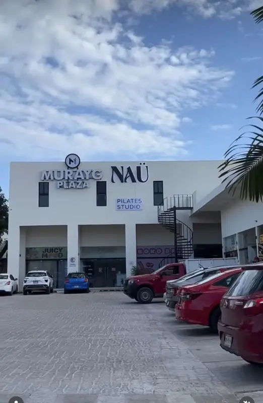 Edificio de dos niveles con NAÜ Pilates Studio, Juicy Mood y Koko Bar
